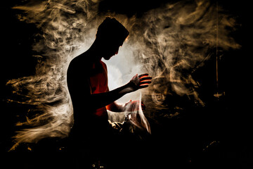 Silhouette homme musicien djembé fumée