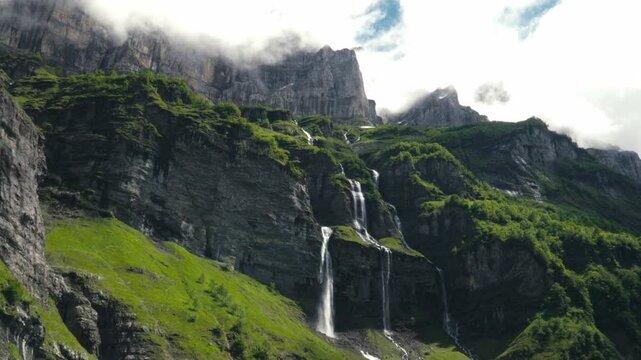 Sixt fer &agrave; Cheval, cascade, nuages et montagne