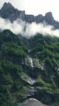 Sixt fer &agrave; Cheval, cascade et montagne (format verticale)