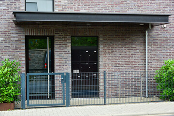 Modern gestalteter Eingangsbereich an einem neu gebauten Wohnhaus