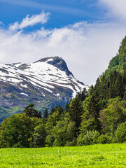 Berg mit Schnee nahe Fjærland in Norwegen