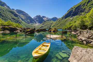 Obraz premium Blick auf den Gletschersee Bondhusvatnet nahe Sunndal in Norwegen