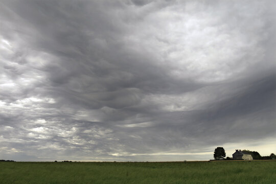 Des altostratus undulatus asperitas (As und asp)  photographi&eacute;s le 29 juin 2024 sur les hauteurs de W&eacute;pion (200 m d'alitude) vers 18h40 locale apr&egrave;s une ond&eacute;e.  Les couleurs sont naturelles.