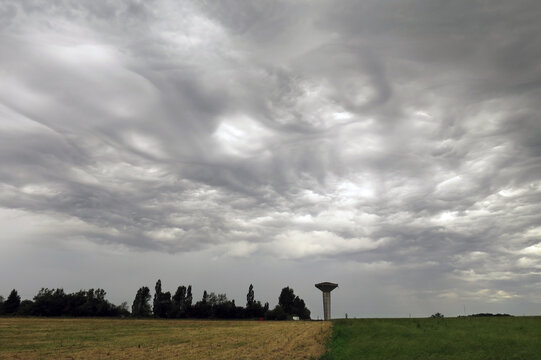 Des altostratus undulatus asperitas (As und asp)  photographi&eacute;s le 29 juin 2024 sur les hauteurs de W&eacute;pion (200 m d'alitude) vers 18h40 locale apr&egrave;s une ond&eacute;e.  Les couleurs sont naturelles.