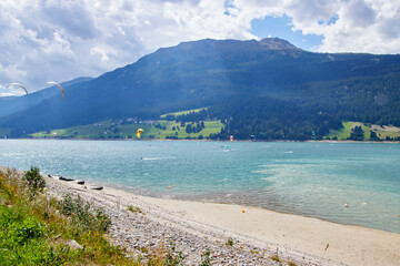 Kitesurfer am Reschensee in Südtirol