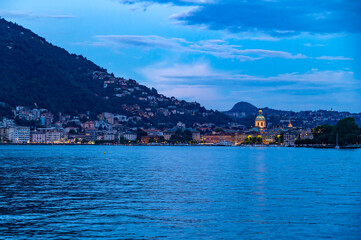 Fototapeta premium The city of Como, photographed in the evening, with the lakefront, the cathedral, and the surrounding mountains.