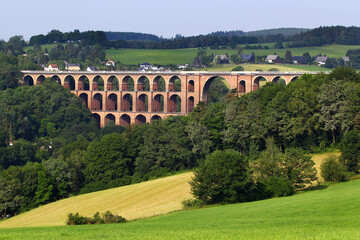 Obraz premium Goltzsch Viaduct, the largest brick-built railway bridge in the world, located in Saxony, Germany.