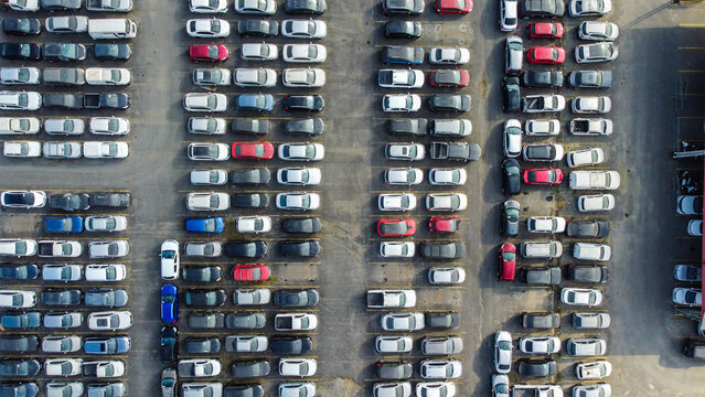 Vis&atilde;o a&eacute;rea de carros estacionados em um p&aacute;tio no brasil