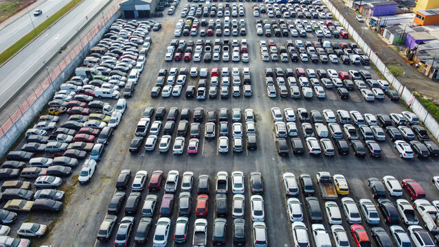 Vis&atilde;o a&eacute;rea de um p&aacute;tio de ve&iacute;culos estacionados no brasil