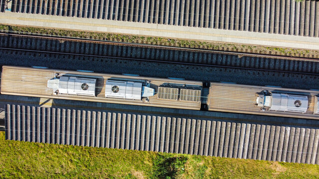 Vis&atilde;o a&eacute;rea de um trem de passageiros parado em uma esta&ccedil;&atilde;o de trem