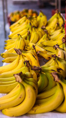 Cacho da fruta banana em uma feira de alimentos