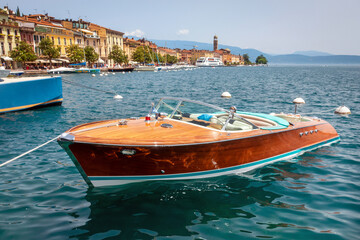 Motorboot in Salò, Lago di Garda