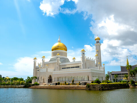 Beautiful scene of floating masjid architecture of Omar Ali Saifuddien Mosque, named after the 28th Sultan, landmark iconic in Bandar Seri Begawan, the capital city of Brunei Darussalam.