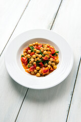 Zuppa di ceci, pomodorini e rucola, alimentazione vegetariana 