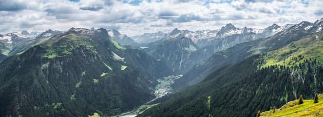Partenen, Österreich: Alpines Panorama um den Ort
