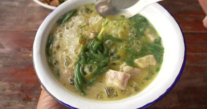 Coconut syrup on rice noodles made of rice eaten with coconut cream with taro, Lod Chong, Singapore rice noodle, traditional Thai desserts in Thailand.