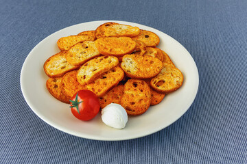 Tomato and mozzarella flavored toasted bread slices