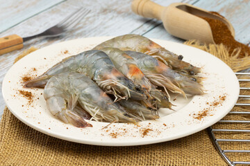 crevettes crues, en gros plan, dans une assiette