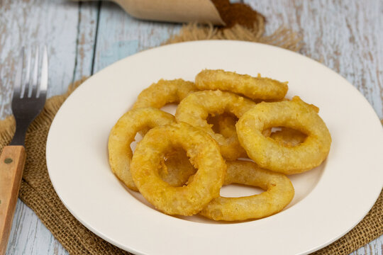 beignets de calamars ou beignets d'oignons, en gros plan, dans une assiette