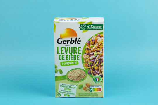 boite de levure de bi&egrave;re de marque Gerbl&eacute; isol&eacute; sur un fond bleu