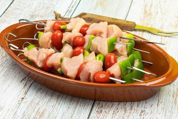 brochettes de poulet crus, en gros plan, dans un plat	