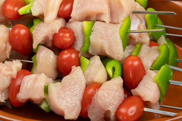 brochettes de poulet crus, en gros plan, dans un plat	