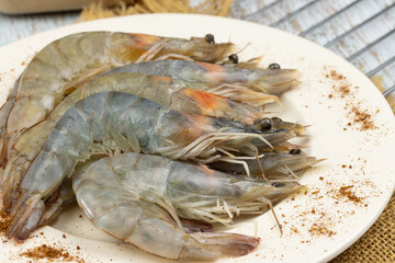 crevettes crues, en gros plan, dans une assiette