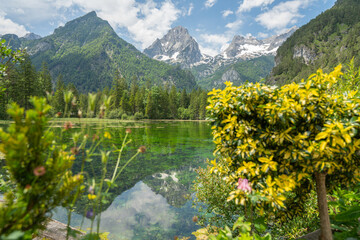 Schiederweiher-Schleuse, Hinterstoder, Österreich - Blick vom Seerand  auf die schneebedeckten...