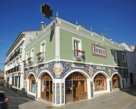 Farmacia Buzo. Decoraci&oacute;n de azulejos en fachada, Zafra, provincia de Badajoz, Extremadura. Una de las farmacias mas bonitas de Espa&ntilde;a