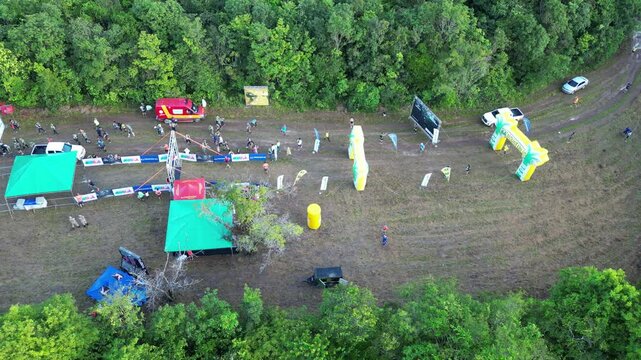 Corrida de Trilha Selva Floresta Amaz&ocirc;nica Amap&aacute; Amazonas Natureza Aventura Competi&ccedil;&atilde;o Atletas Desafio Exuberante Vegeta&ccedil;&atilde;o Caminhos Paisagem Adrenalina Resili&ecirc;ncia Explora&ccedil;&atilde;o Tropical Endurance