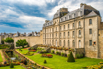 Obraz premium Hermine Castle in Vannes with Beautiful Garden Landscape