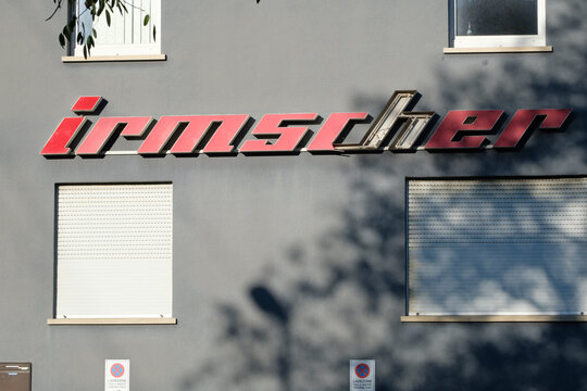 Firmenlogo Irmscher am Firmengeb&auml;ude Remshalden Grunbach Baden-W&uuml;rttemberg Deutschland am 13.11.2022