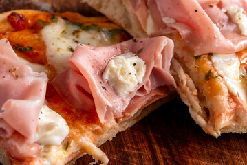 Pinsa romana con mortadella, cibo italiano, gastronomia europea 