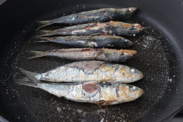 pescado sarten asandose sardinas vitaminas omega 3