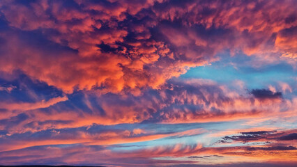 Fototapeta premium Abstract vivid sky at sunset, 16:9 with copyspace, 300 dpi