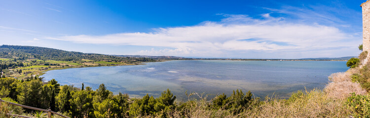 Panorama sur l'Étang de Bages-Sigean depuis les hauteurs de Bages