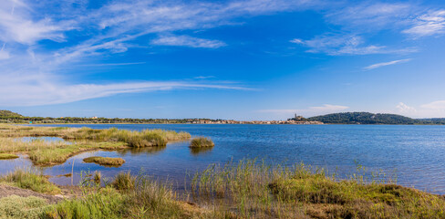 Panorama sur Gruissan, l'étang et le Château