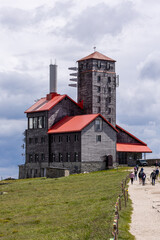 Śnieżne Kotły położone są w zachodniej części Karkonoszy (Śląski Grzbiet) między Wielkim Szyszakiem (1509 m n.p.m.) a Łabskim Szczytem (1471 m n.p.m.).