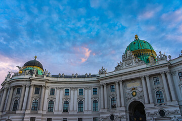 Obraz premium Wien, Innenstadt, die berühmte Hofburg am Michaelerplatz, bei schöner Lichtstimmung am Abend zur blauen Stunde