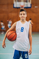 Naklejka premium Focused kid in basketball uniform