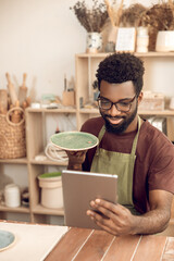 Dark-skinned sculptor demonstrating a new product on a webinar