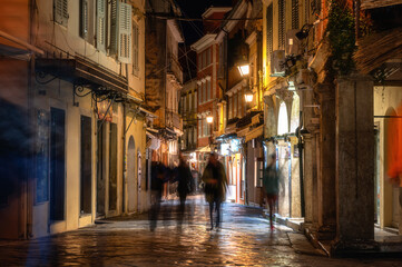 Belebte Gasse in der Altstadt von Korfu Stadt bei Nacht