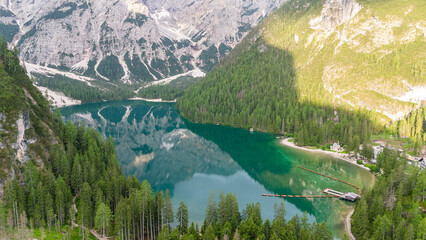 Le lac de braies en Italie dans les Dolomites