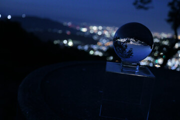 水晶に広がる夜景のパノラマ