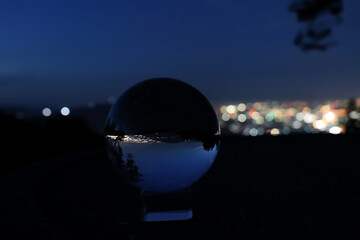 水晶を通して見る都会の夜
