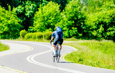 Obraz premium Cyclist ride on the bike path in the city Park 
