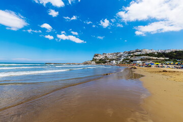 Veduta panoramica di Peschici(Puglia, Italia) dalla spiaggia della baia