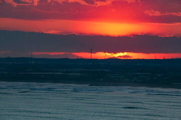 地平線に沈む夕日