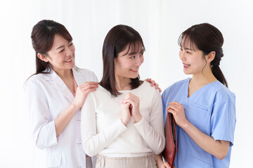 患者に寄り添う医師と看護師