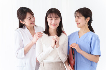 患者に寄り添う医師と看護師